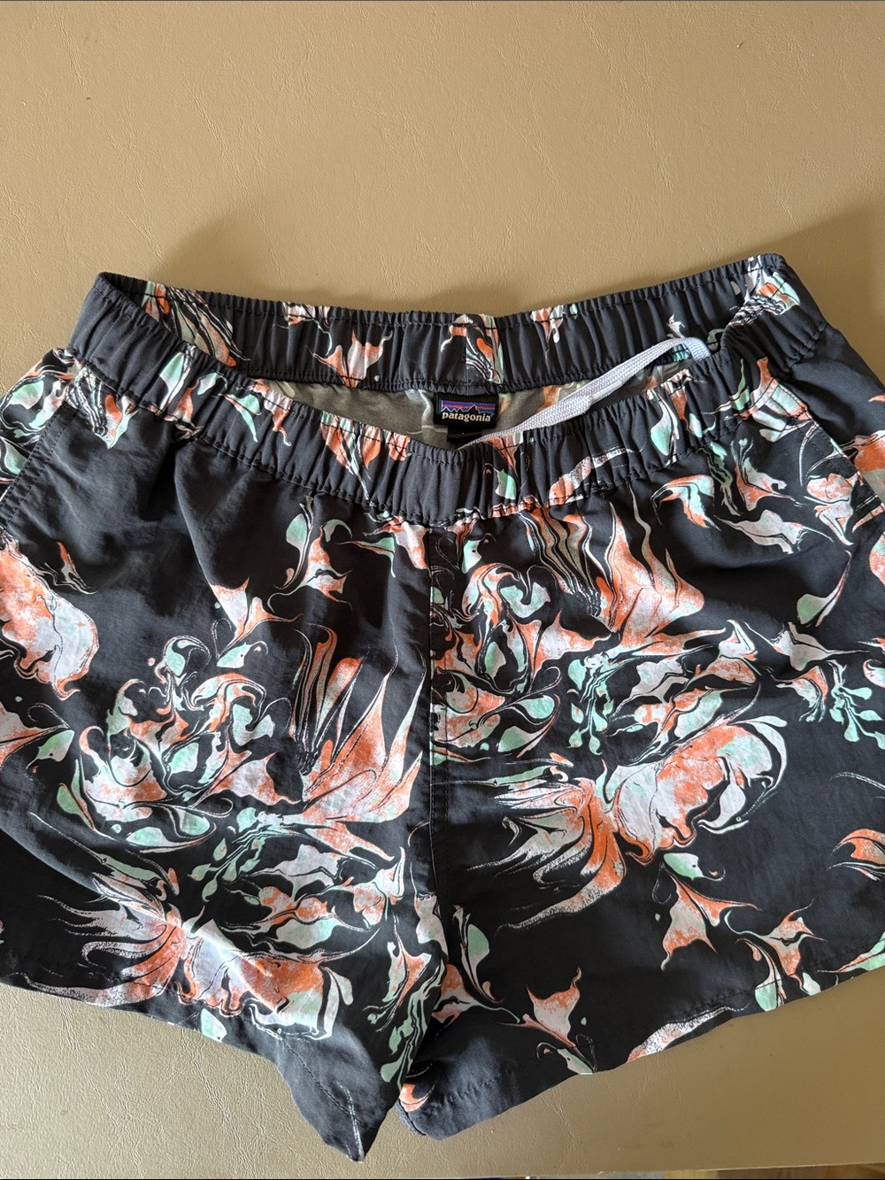 Patagonia Barely Baggies Shorts Swirl Floral Pitch Black 2.5" drawstring size M
